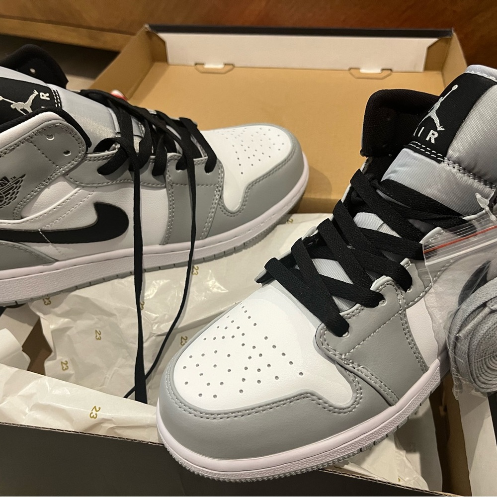 Nike Air Jordan 1 Mid Men’s 5.5 Light Smoke Grey